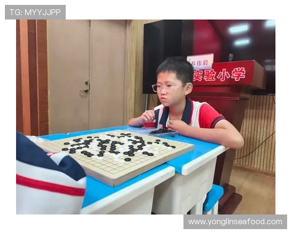 足球巨星与象棋对弈的奇妙瞬间展现独特魅力与智慧的碰撞